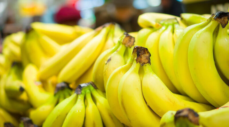 A bananeros los golpea el tiempo y los revendedores